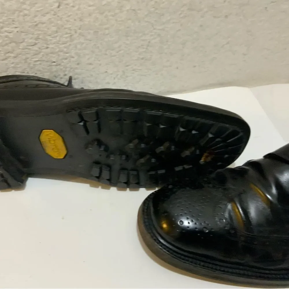 Cole Haan C00704 Men's 11.5 M Vibram Soles wingtip Leather crafted in Italy